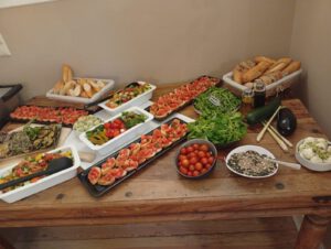 Italienische Salatbar mit Bruschetta