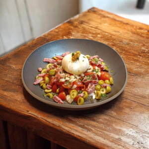 Tomatensalat mit Oliven, Salsiccia und Burrata