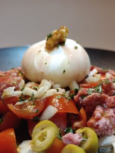 Tomatensalat mit Oliven, Salsiccia und Burrata