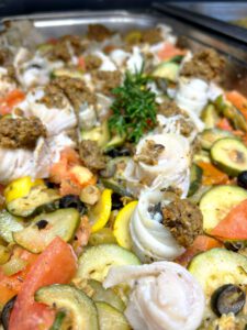 Schollenröllchen mit Tapenade auf mediterranem Gemüse