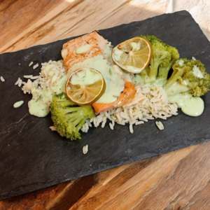 Gebackene Lachsfilet mit Brokkoli und Kräuterreis in Limettensahnesauce