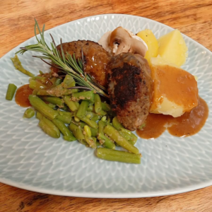 Kartoffeln, Frikadelle und grüne Bohnen mit Champignonsauce