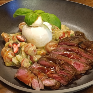 Jungbullensteak mit Teriyaki-Sauce und Tomate-Mozzarella-Salat