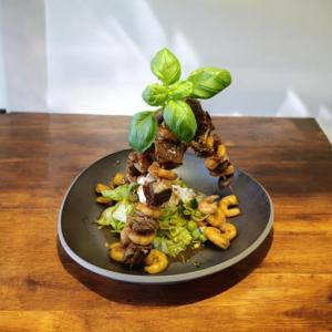 Surf and Turf auf Bauernsalat mit Burrata