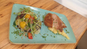 Cordon Bleu auf Kartoffel-Kürbis-Stampf mit Bauernsalat
