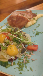 Cordon Bleu auf Kartoffel-Kürbis-Stampf mit Bauernsalat